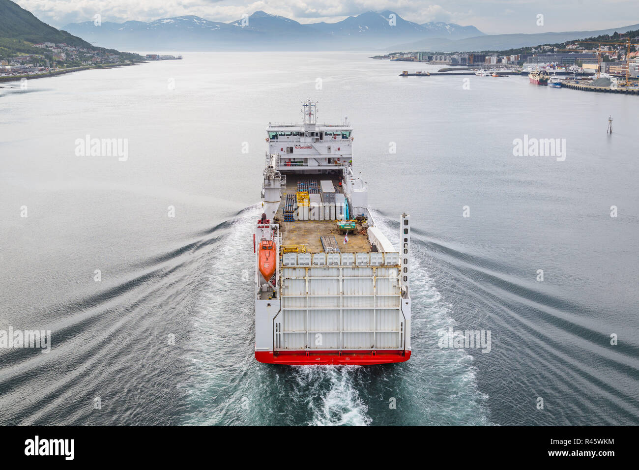 Contenitore nave passando il ponte di Tromso Norvegia Foto Stock