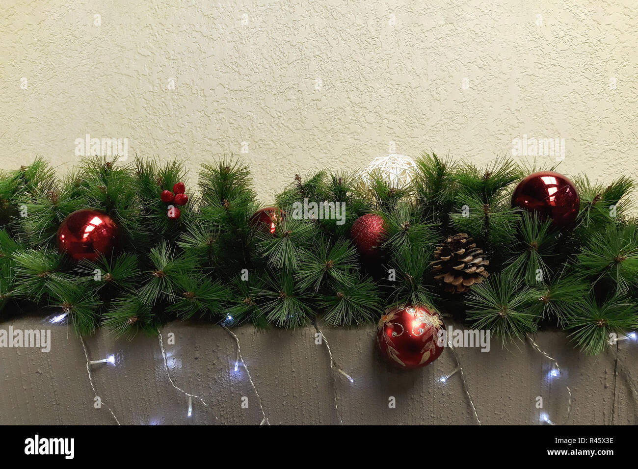 Ghirlanda di Natale in forma di rami di abete, decorato con il rosso e  bianco Natale giocattoli e coni Foto stock - Alamy