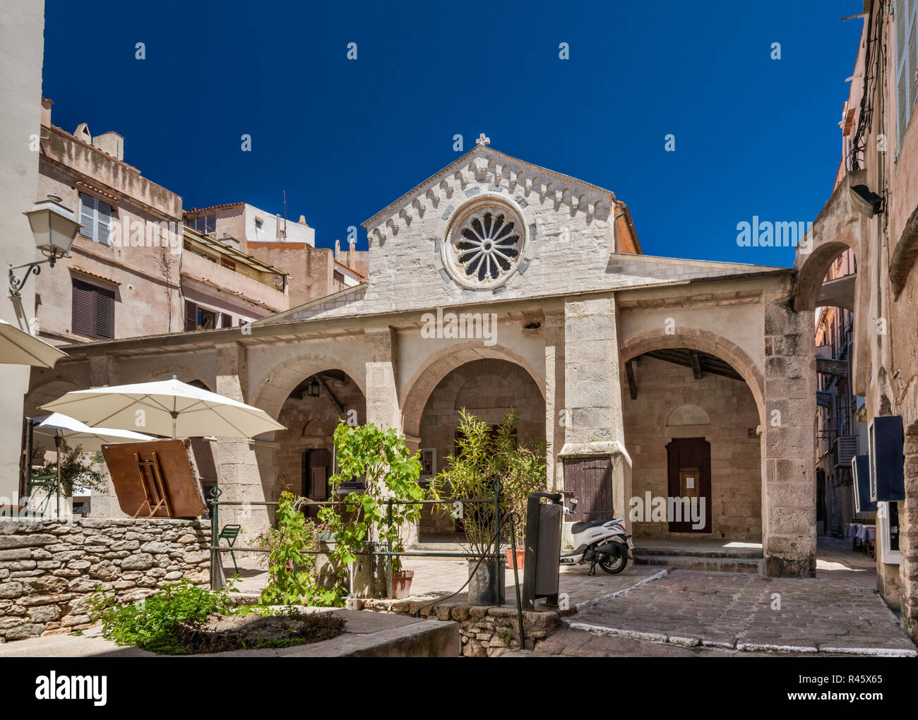Eglise Sainte-Marie-maggiore, medievale chiesa principale al Ville Haute (città alta) in Bonifacio, Corse-du-Sud, Corsica, Francia Foto Stock