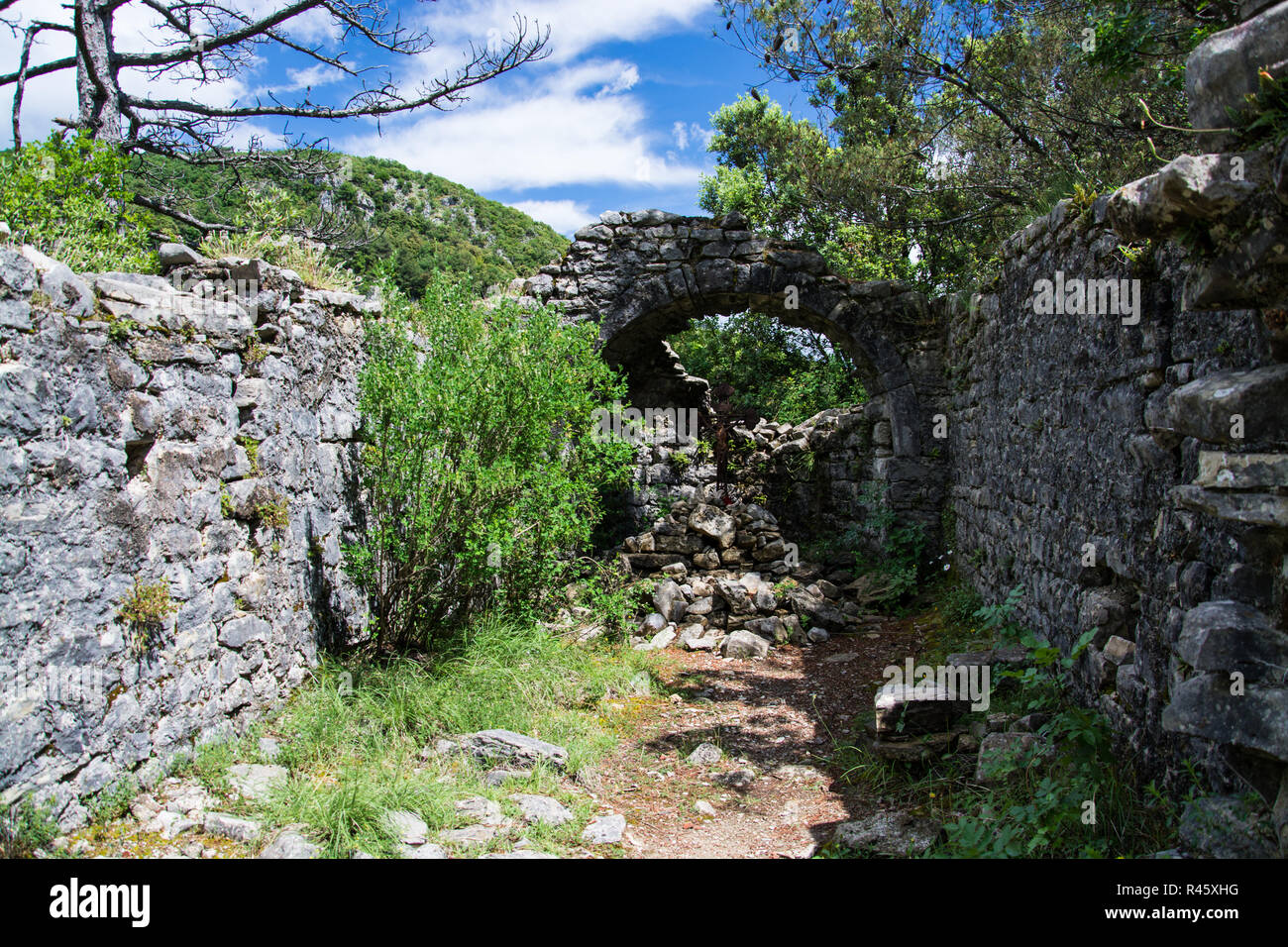 Sul vecchio sentiero che una volta che il collegamento di Labin e Rabac sorgono le rovine della chiesa romanica di San Adriano. Foto Stock