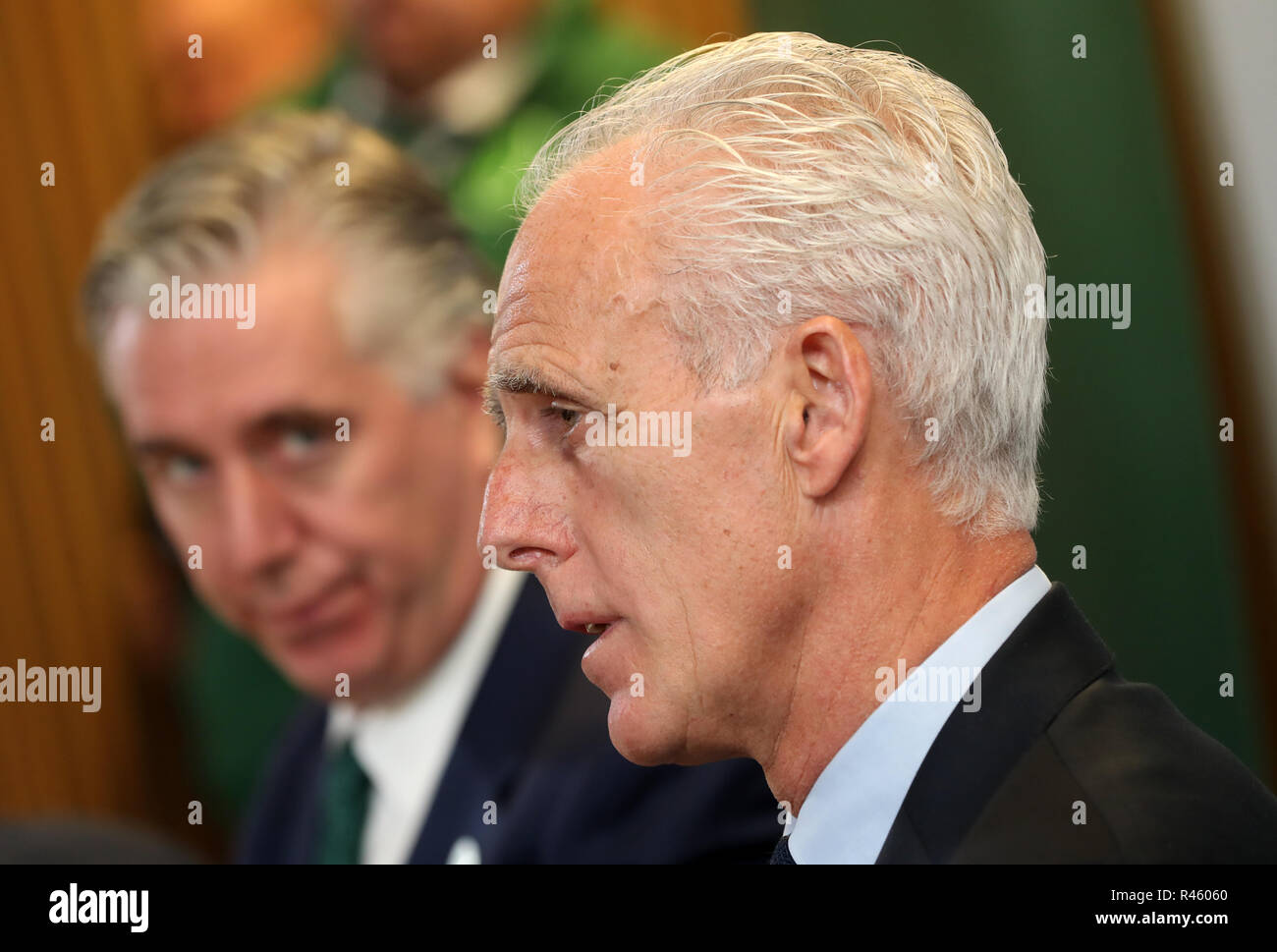 FAI Chief Executive John Delaney e la nuova Repubblica di Irlanda manager Mick McCarthy durante una conferenza stampa presso l'Aviva Stadium di Dublino. Foto Stock