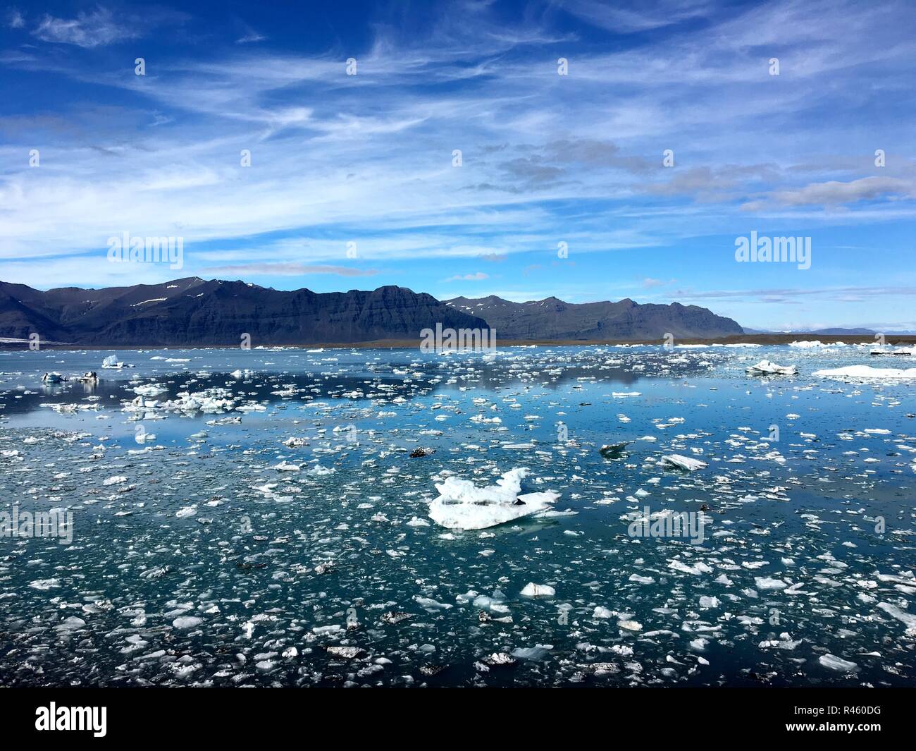 Ghiaccio galleggiante sul lago grande. Jokulsarlon laguna glaciale, Islanda Foto Stock