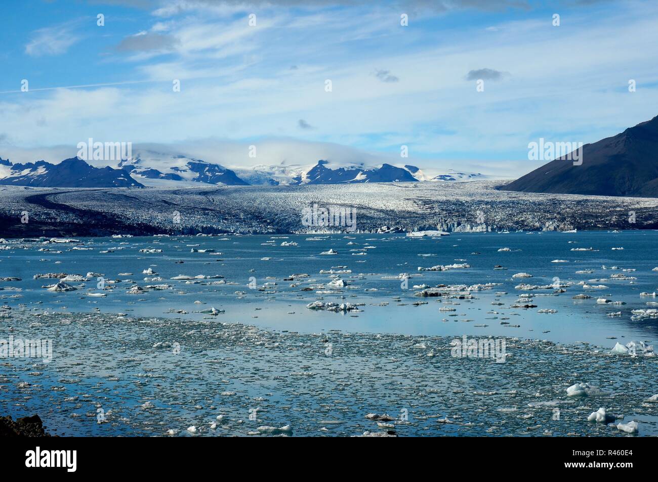 Il ghiaccio galleggiante su un lago nella parte anteriore di un ghiacciaio. Jokulsarlon laguna glaciale, Islanda Foto Stock