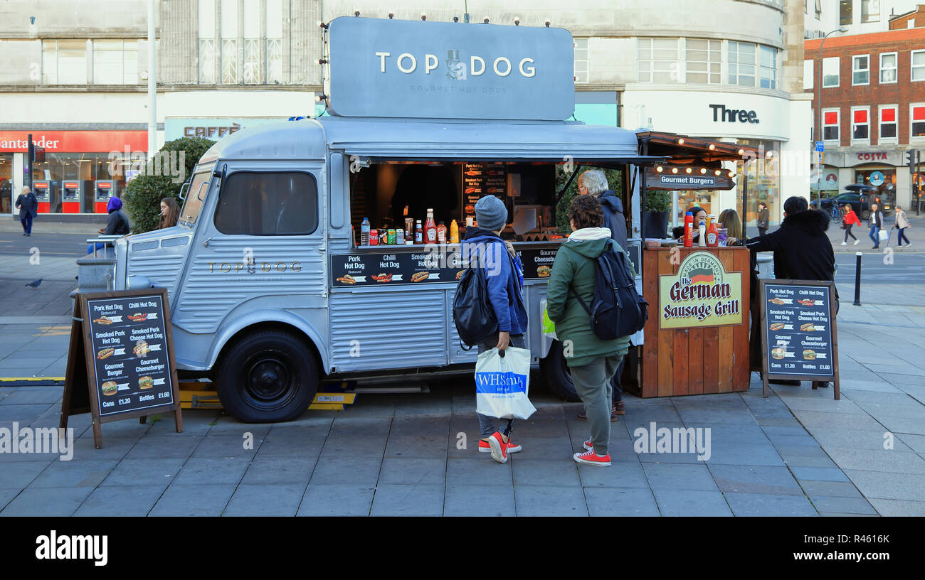 BRIGHTON, East Sussex, England, Regno Unito - 13 novembre 2018: i clienti che acquistano il cibo di strada da un'annata cibo stile finestra carrello serve hot dogs. Foto Stock