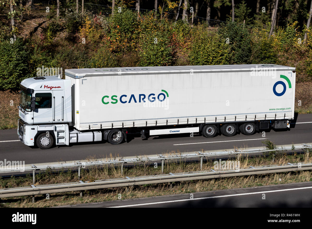 C.S.carrello merci su autostrada. Il C.S.CARGO Gruppo impiega oltre 1.900 lavoratori e quotidianamente opera 2.400 veicoli di trasporto merci che attraversano l'Europa. Foto Stock