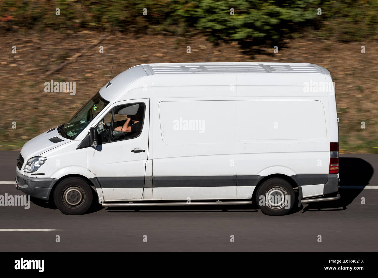Mercedes-Benz Sprinter su autostrada. La Mercedes-Benz Sprinter è un veicolo commerciale leggero costruito da Daimler AG di Stoccarda, Germania. Foto Stock