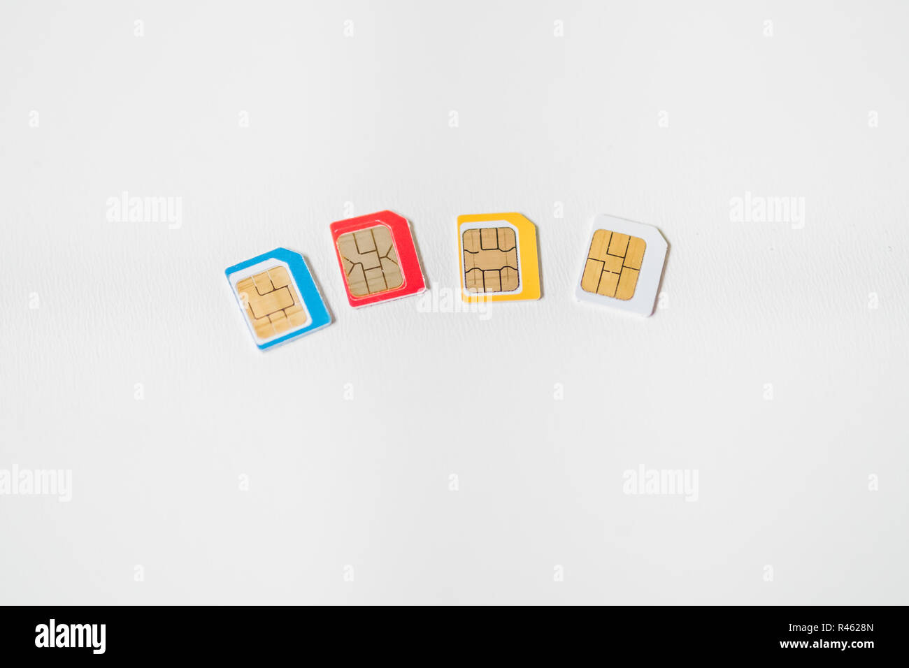 Quattro smart phone schede micro sim contro uno sfondo bianco Foto Stock Quattro smart phone schede micro sim contro uno sfondo bianco Foto Stock