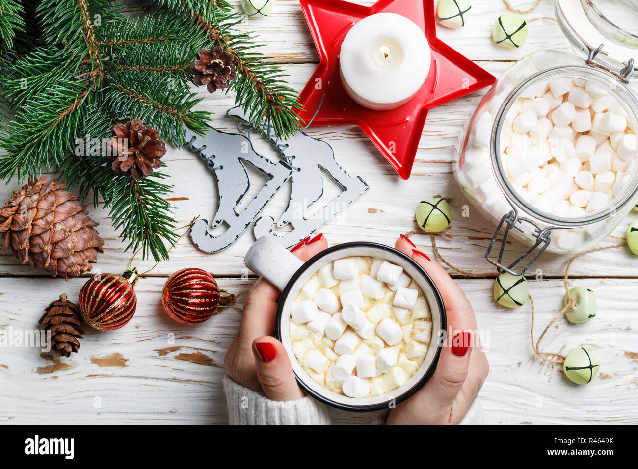 Cioccolata calda (caffè, cacao) con marshmallow in tazza bianca. Natale. Nuovo anno. Rami di abete, candele, coni, Jingle Bells e giocattoli. Vacanza. Selezionare Foto Stock
