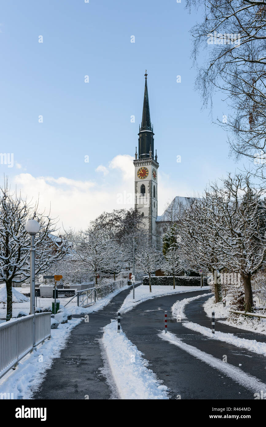 Vista nevoso sul Kirche st Jacob da Seestrasse in una limpida giornata invernale in una piccola città svizzera in villaggio Cham nel cantone di Zug, Svizzera Foto Stock