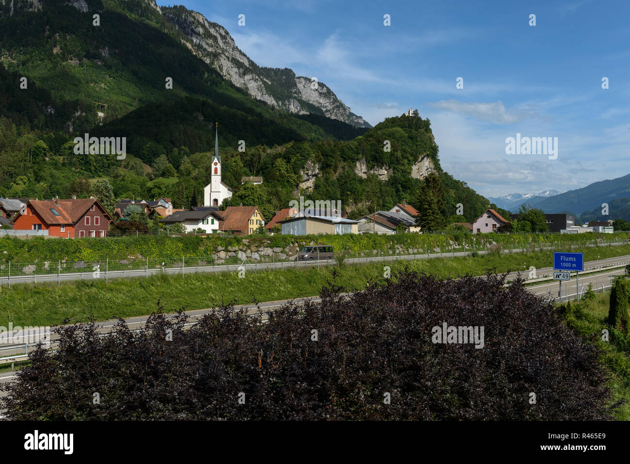 Piccolo villaggio svizzero Berschis con St Saint Sankt San Giorgio Giorgio Giorgio Kapelle Cappella su una montagna alta rupe sopra, colpo su autostrada A3 Foto Stock