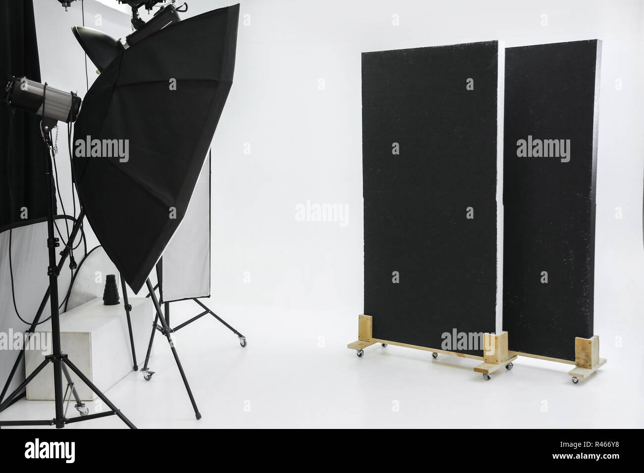 Vuota studio fotografico professionale con apparecchi di illuminazione Foto Stock