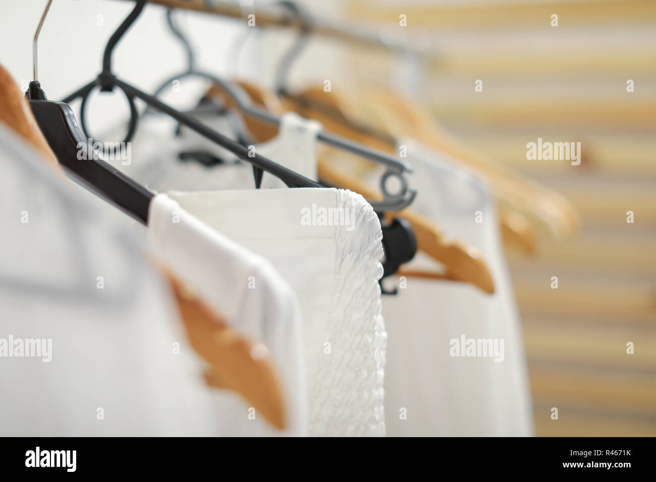 Donna Abbigliamento bianco su appendiabiti in store Foto Stock