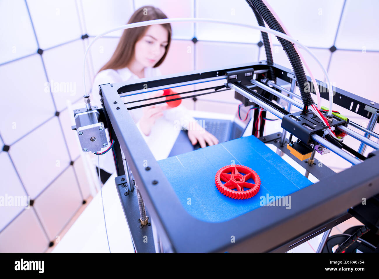 Giovani donne designer in 3d di laboratorio di stampa Foto Stock