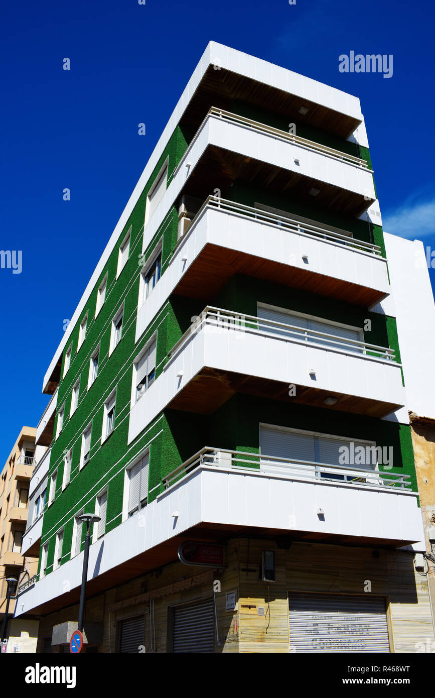 Moderno edificio di appartamenti in Guardamar del Segura, Costa Blanca, Spagna, con verde tappeto erboso artificiale astro turf stile di Erba, rivolta verso il mantello. Balconi Foto Stock