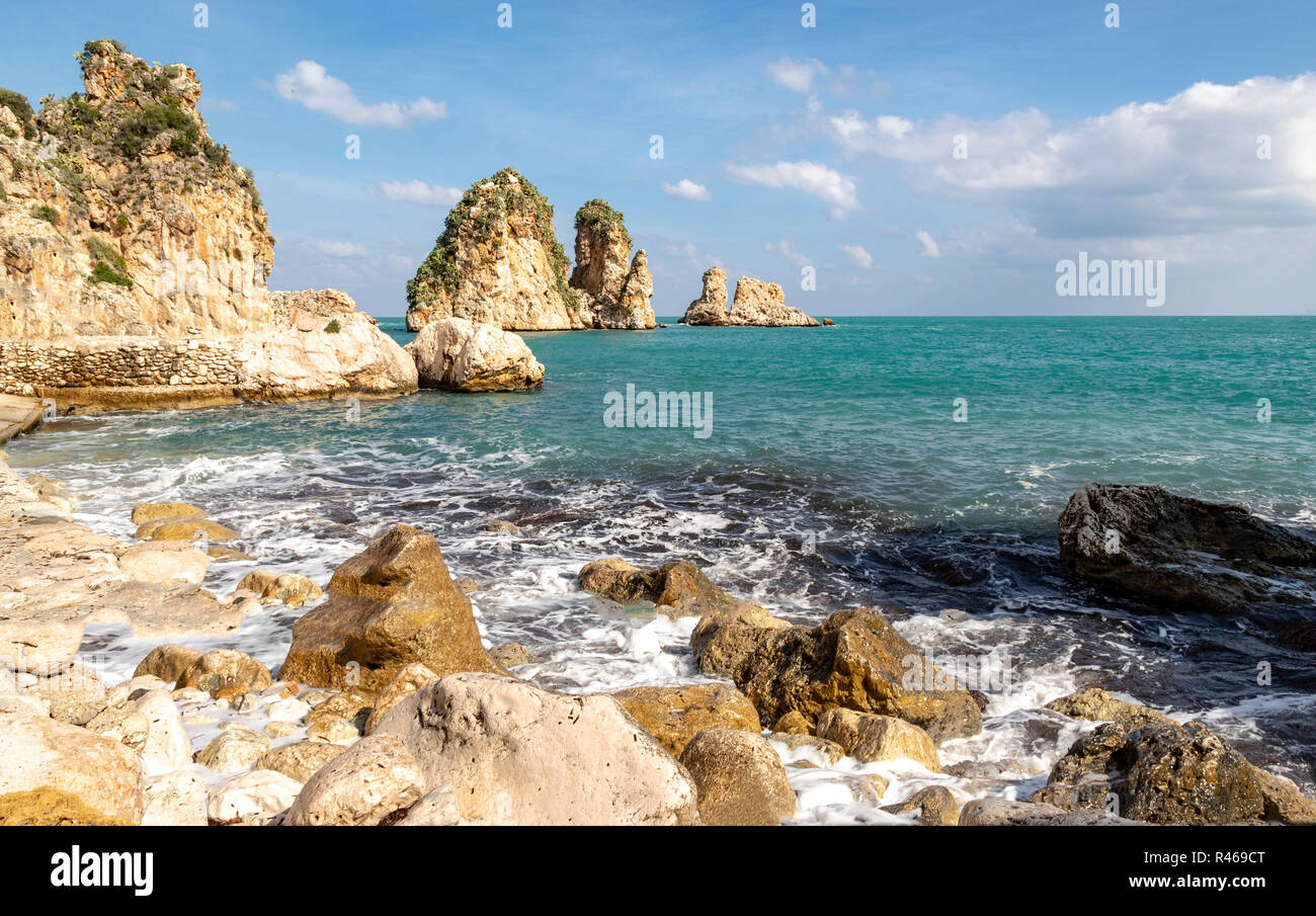 Tonnara di Scopello, una baia calcarea con vista panoramica sulle pile del Golfo di Castellammare, Scopello, Trapani, Sicilia, Italia Foto Stock