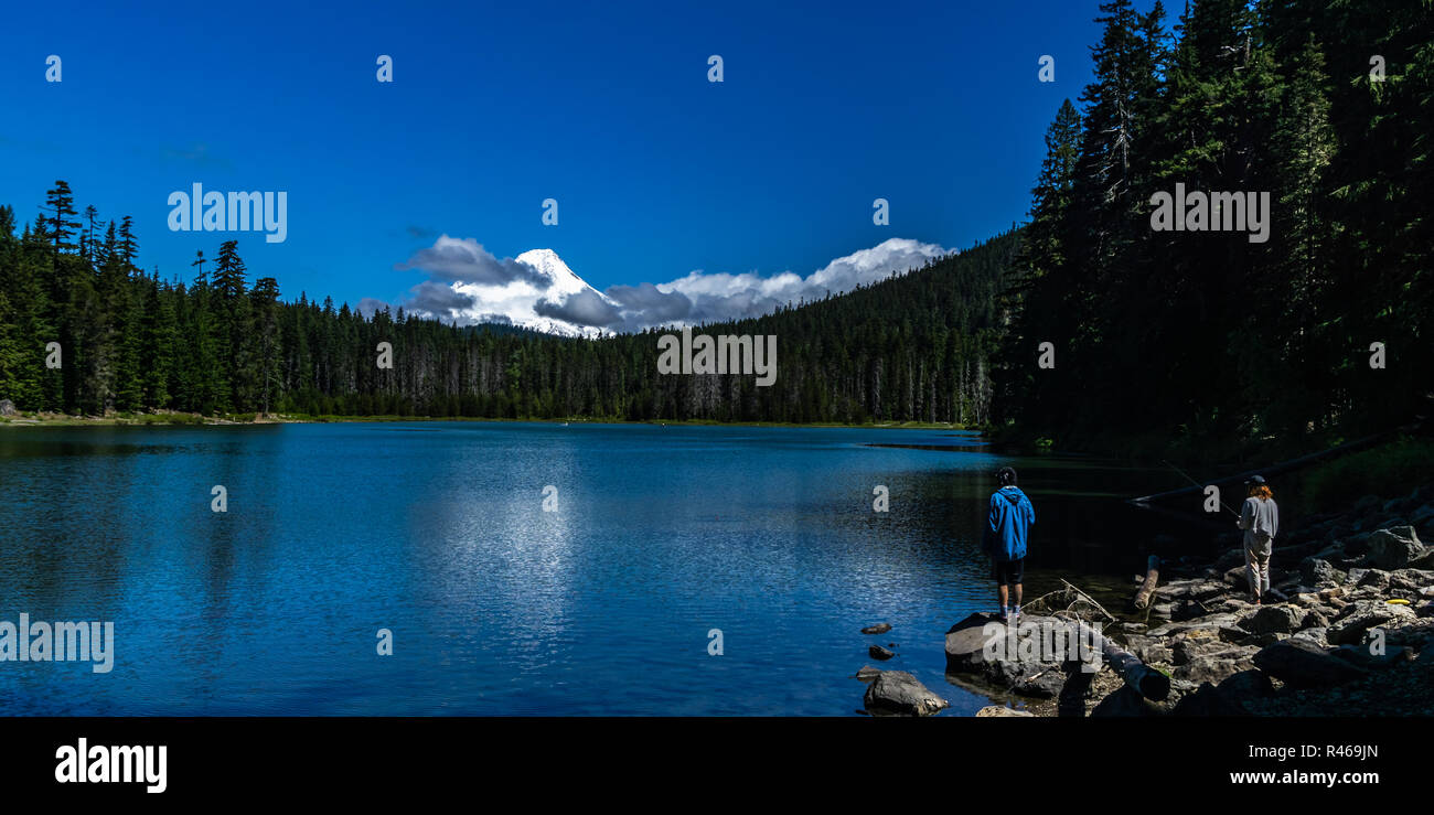 Pesca al lago di rana su una bella mattina di tarda primavera o dell'estate. Mt cofano in background. Oregon, Stati Uniti d'America. Foto Stock