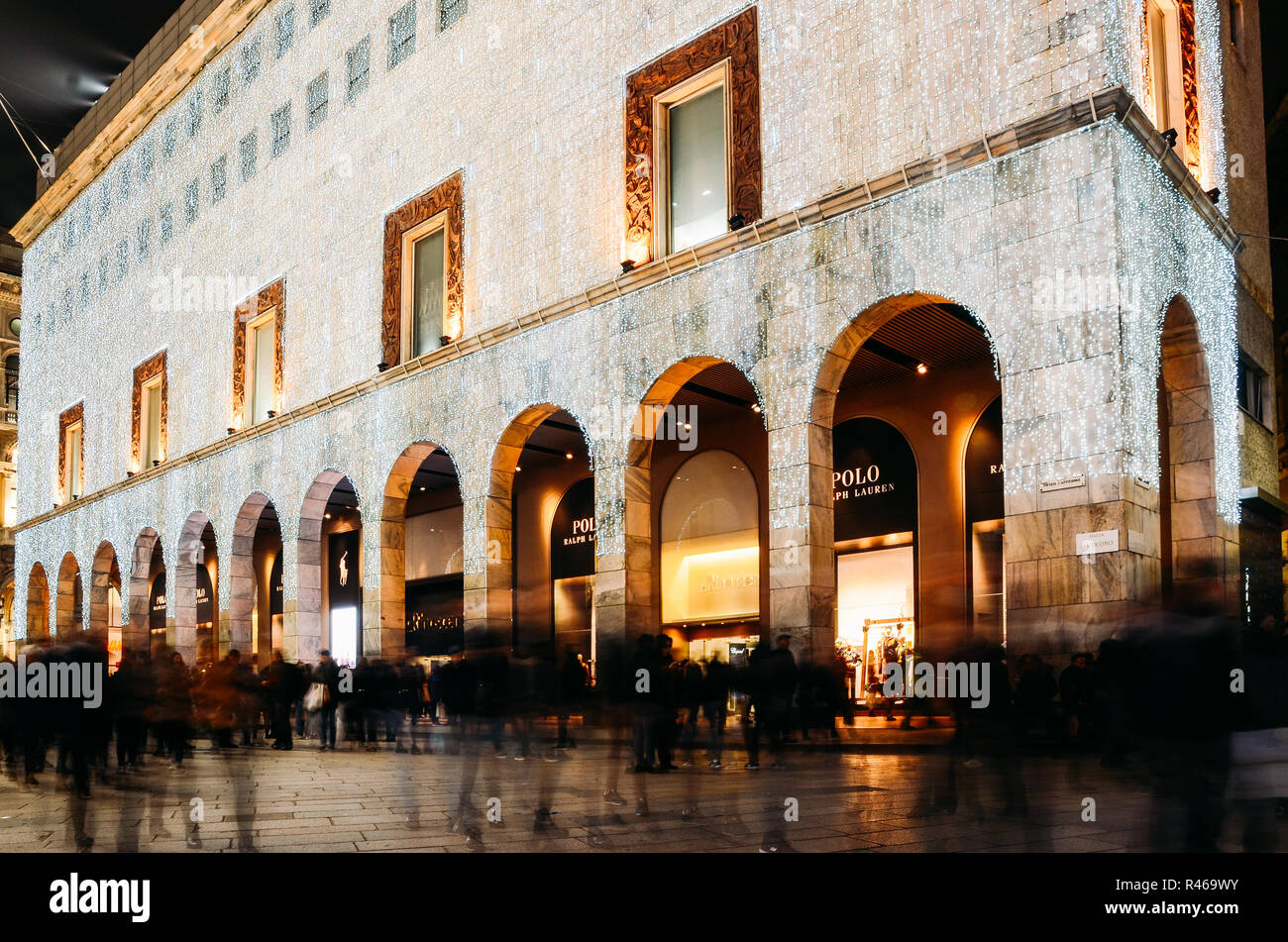 La facciata della Rinascente department store in Corso Vittorio Emanuele II vicino al Duomo di Milano, Italia. Il negozio è illuminato con luci di Natale in anticipo della stagione festiva Foto Stock