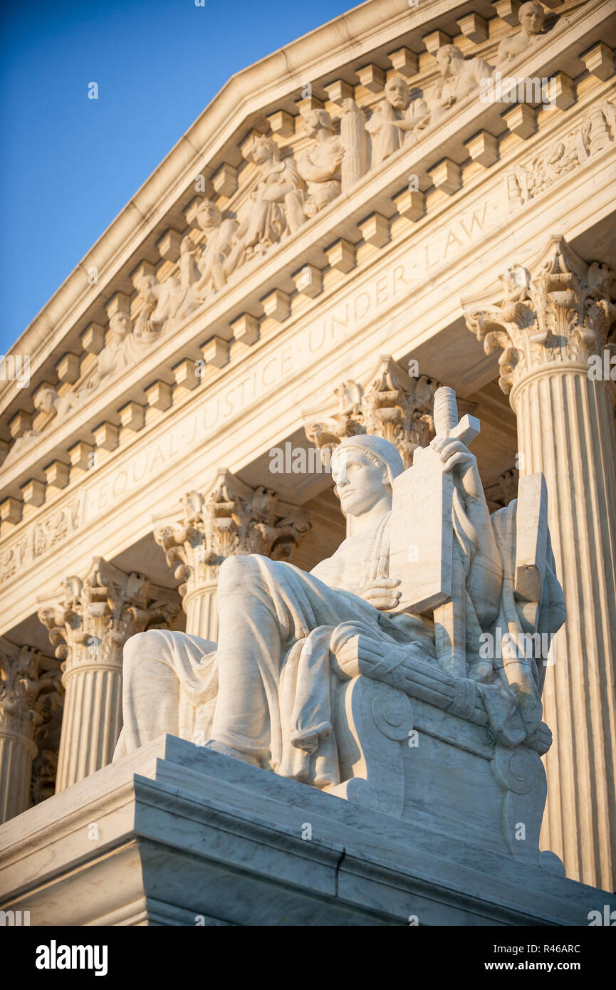 Scenic pomeriggio veduta della facciata della Corte suprema degli Stati Uniti edificio con tramonto dorato di luce che cade su classiche colonne corinzie e statua Foto Stock