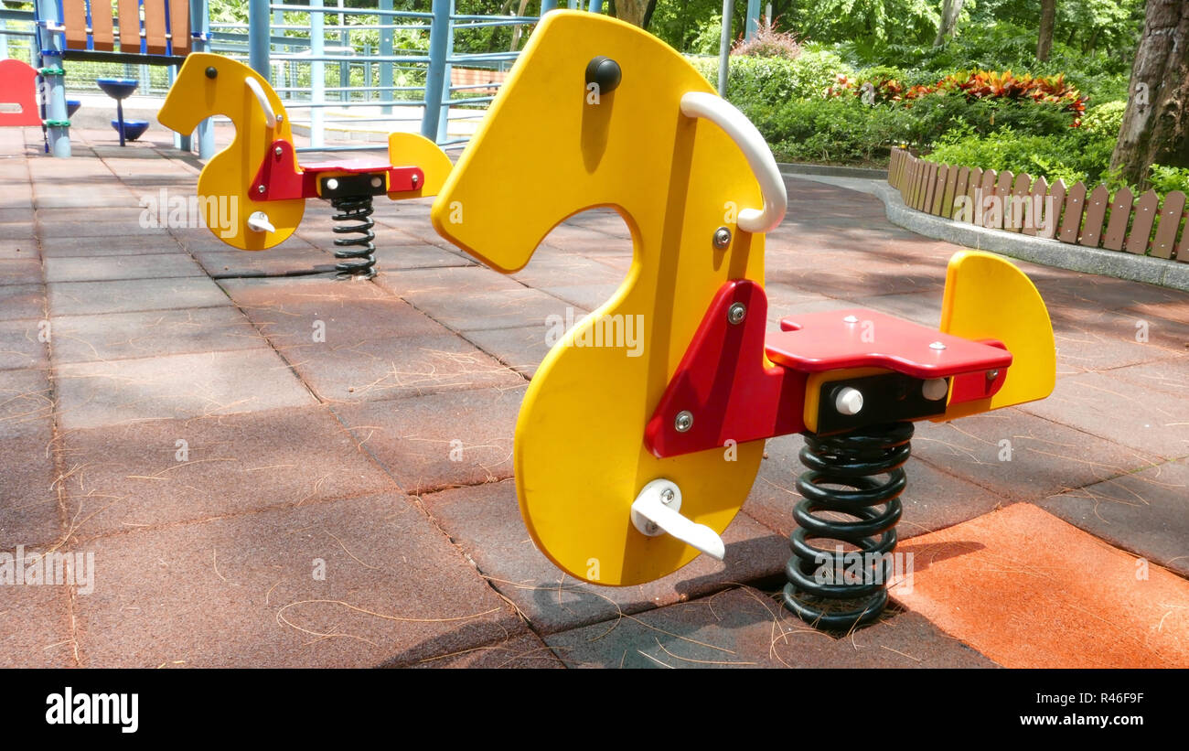 Le attrezzature ricreative per bambini nel parco Foto Stock