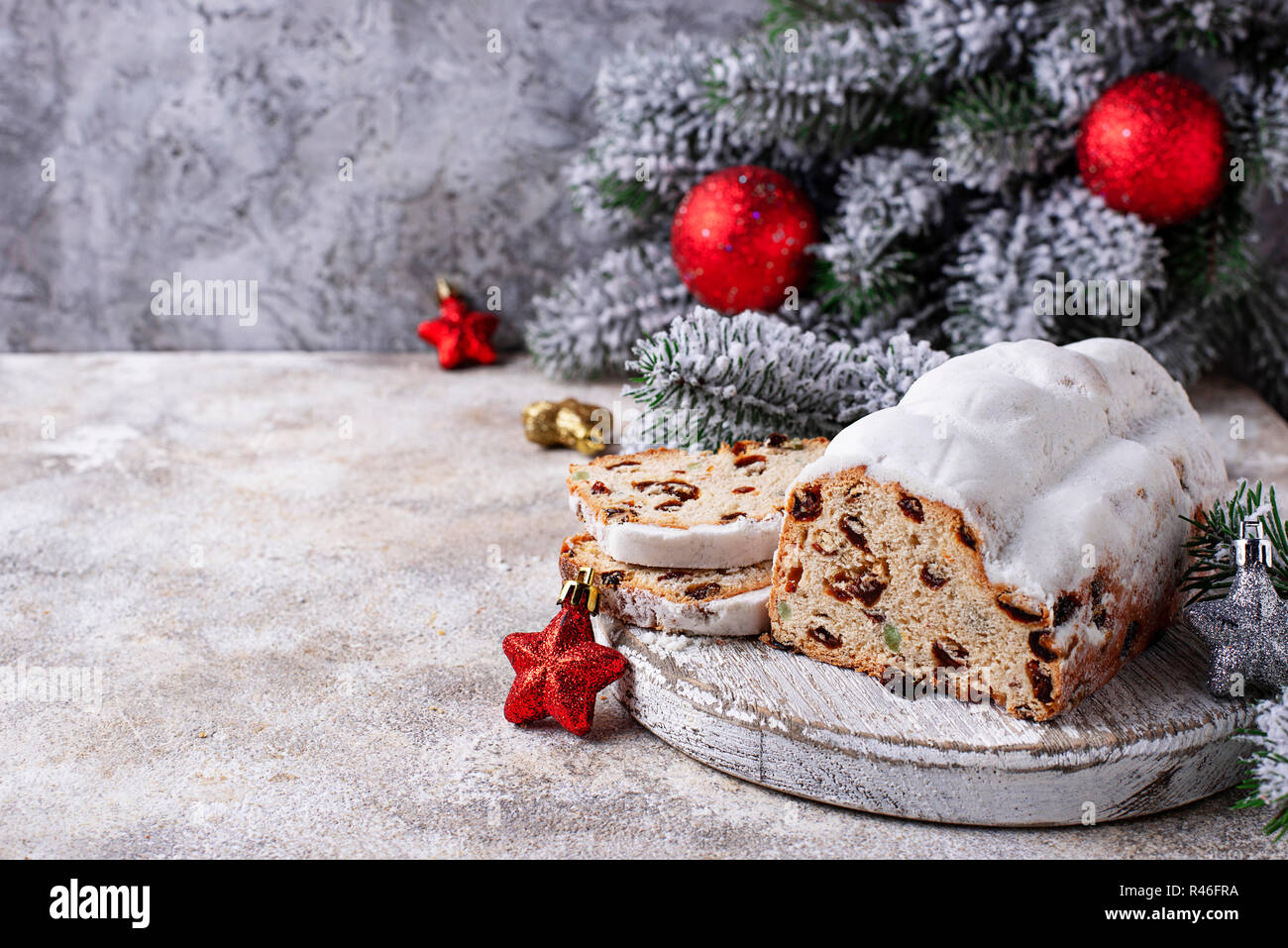 Dolce natalizio tradizionale tedesco stollen con frutta secca Foto stock -  Alamy