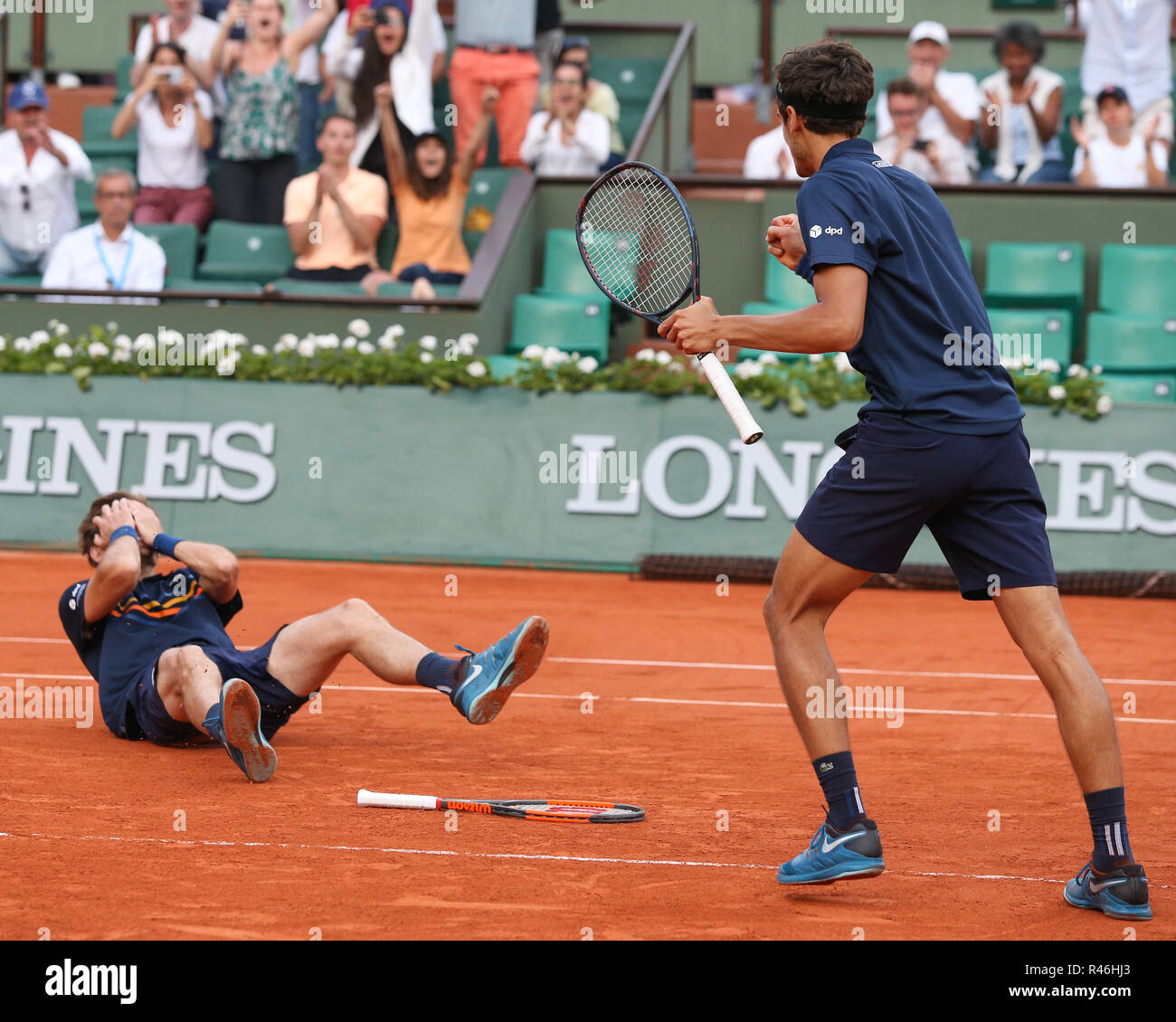 Il francese i giocatori di tennis Nicolas MAHUT e Pierre-Hugues Herbert celebrando la vittoria all'aperto francese 2018, Parigi, Francia. Foto Stock