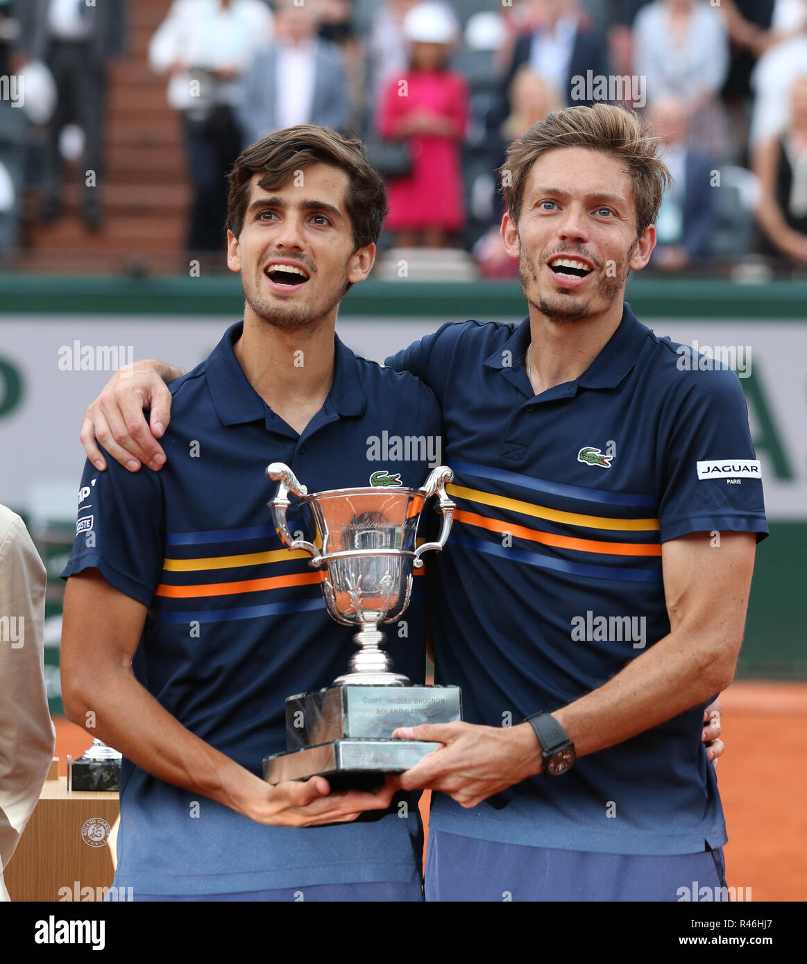 PIERRE-HUGUES HERBERT/ Nicolas MAHUT (FRA), vincitore della finale raddoppia a cantare l'inno nazionale durante la presentazione, aperto francese, Parigi, Francia Foto Stock