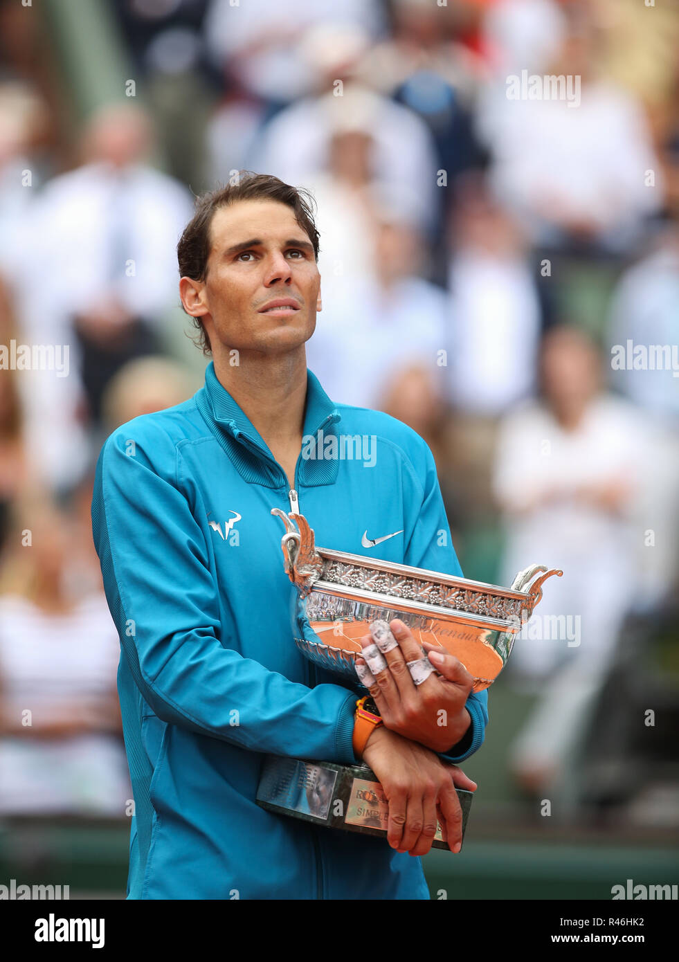 Lo spagnolo giocatore di tennis Rafael Nadal azienda campionato trofeo dopo aver vinto gli uomini singoli final all'aperto francese 2018, Parigi, Francia Foto Stock