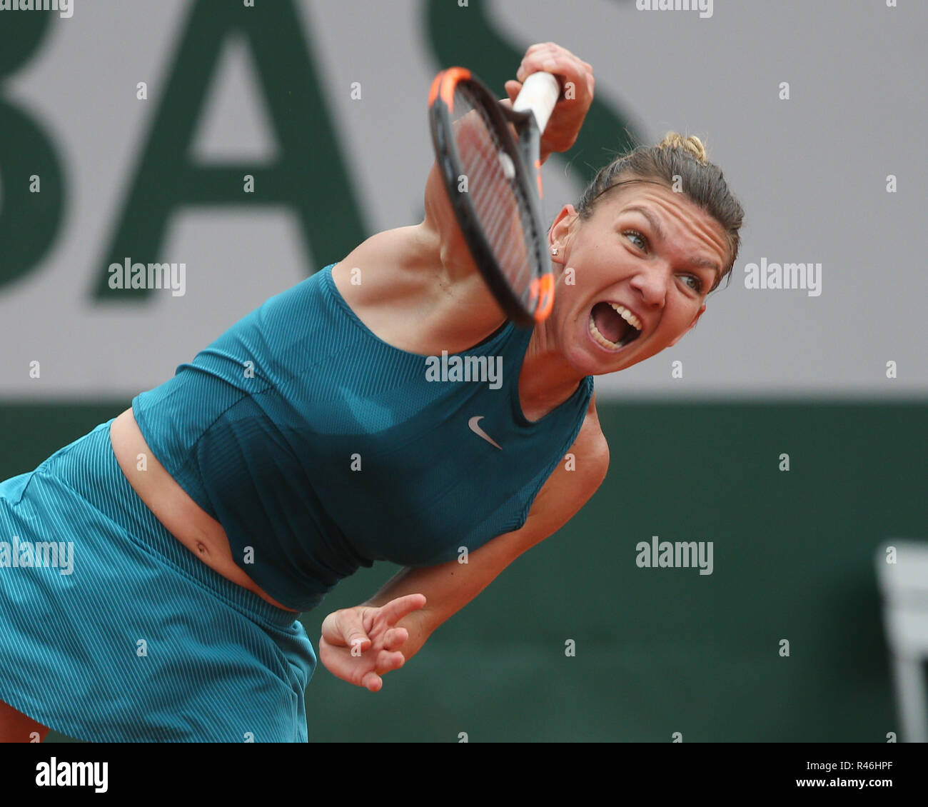 Il rumeno tennista Simona Halep in azione all'aperto francese 2018, Parigi, Francia Foto Stock