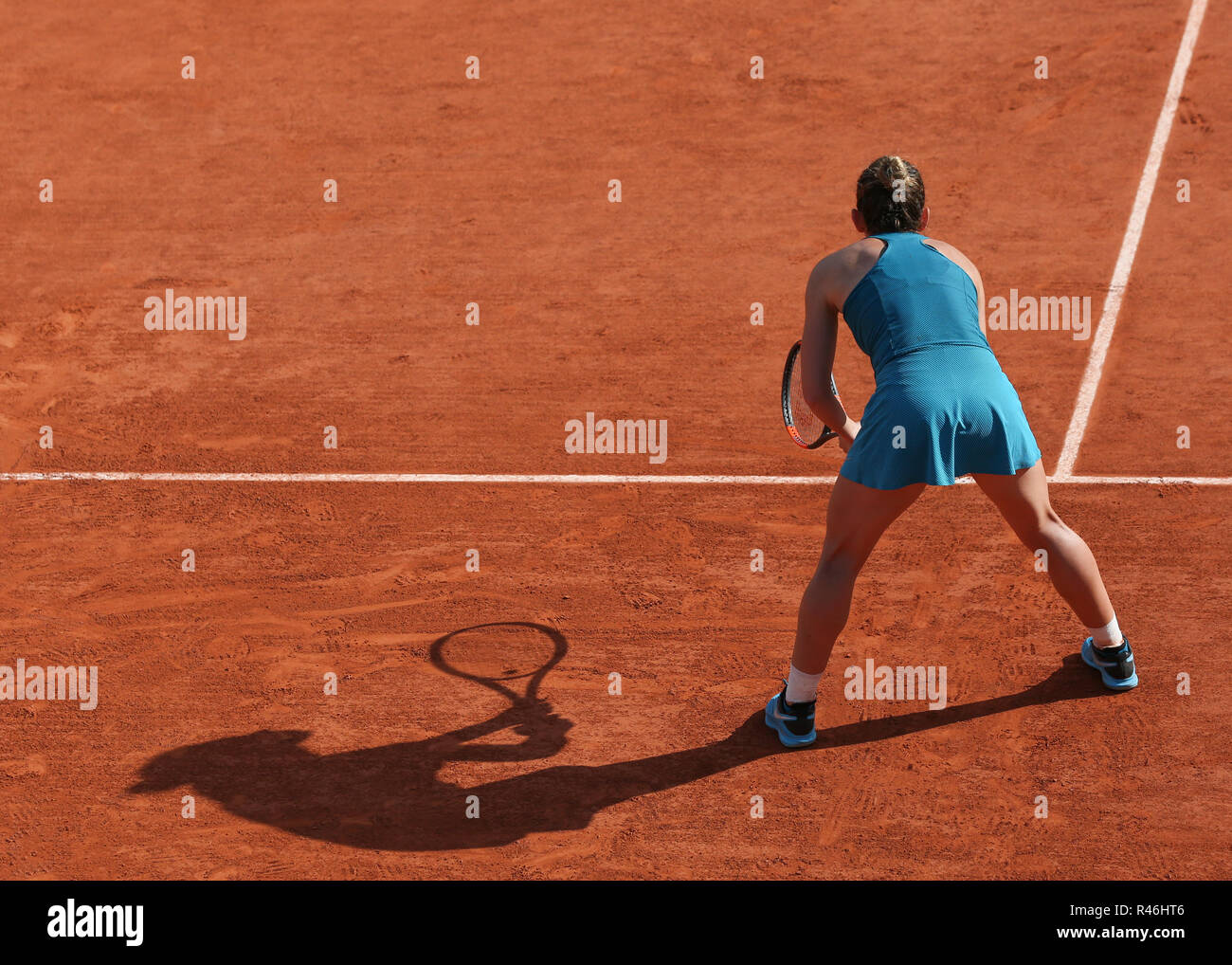 Vista posteriore del rumeno giocatore di tennis Simona Halep in attesa sulla linea di base all'aperto francese 2018, Parigi, Francia. Foto Stock