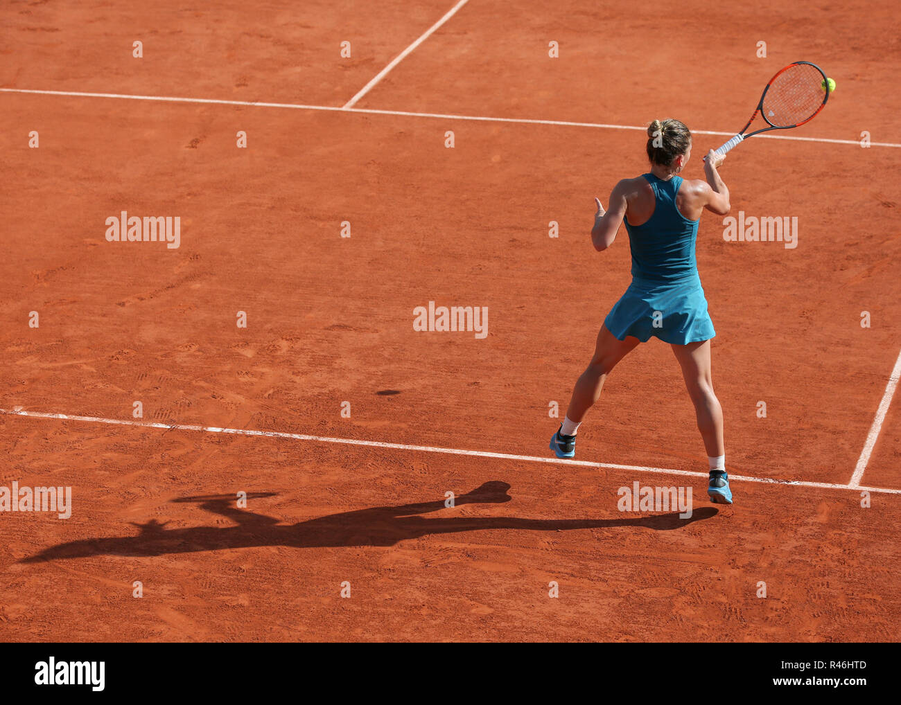 Vista posteriore del rumeno giocatore di tennis Simona Halep giocando diretti shot all'aperto francese 2018, Parigi, Francia. Foto Stock