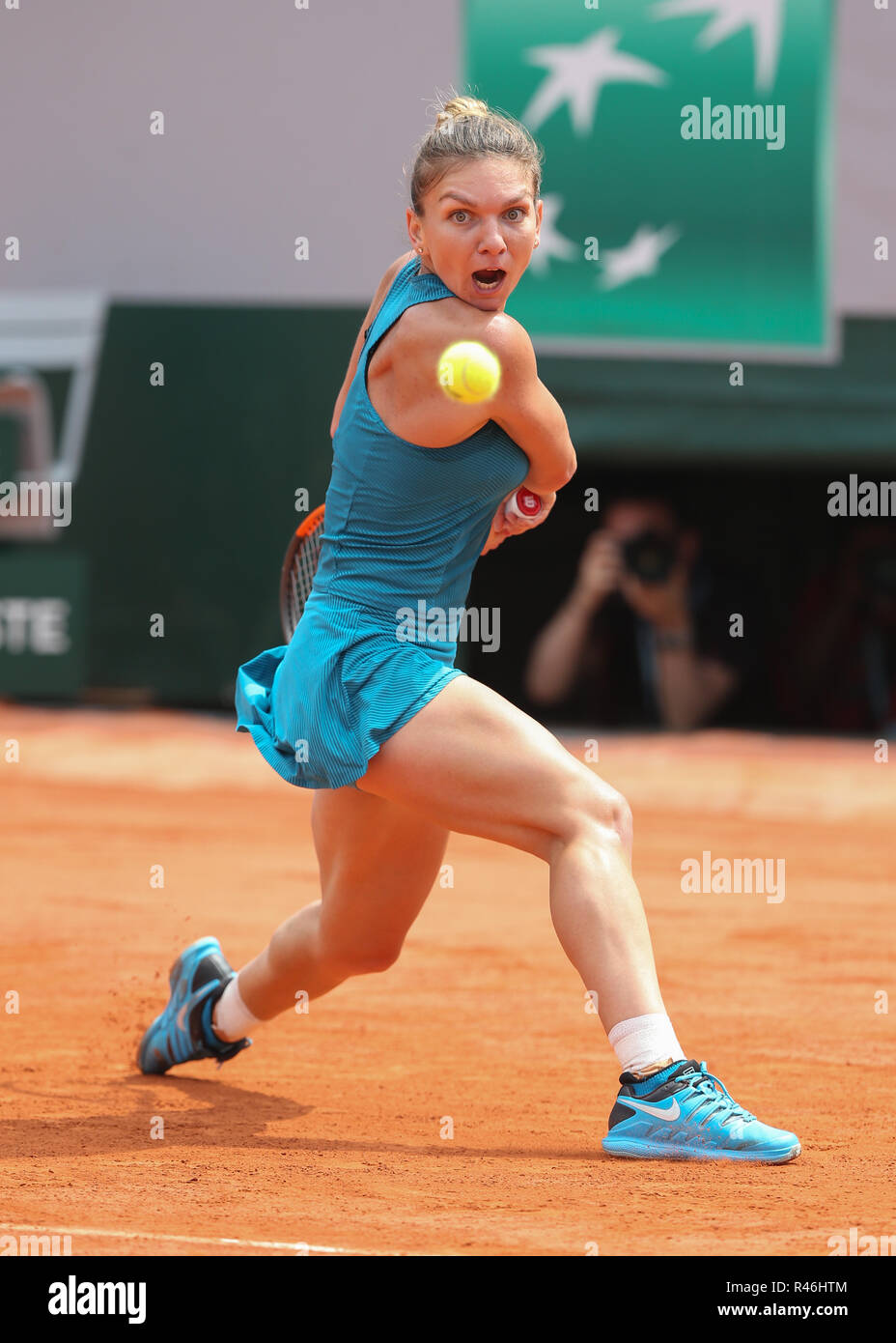 Il rumeno tennista Simona Halep in azione all'aperto francese 2018, Parigi, Francia Foto Stock
