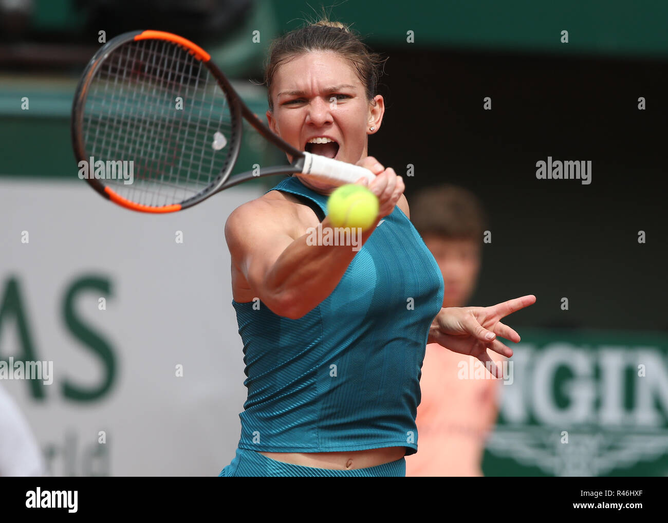 Il rumeno tennista Simona Halep in azione all'aperto francese 2018, Parigi, Francia Foto Stock