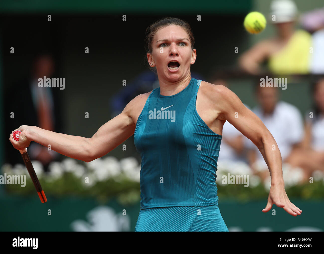 Il rumeno tennista Simona Halep in azione all'aperto francese 2018, Parigi, Francia Foto Stock