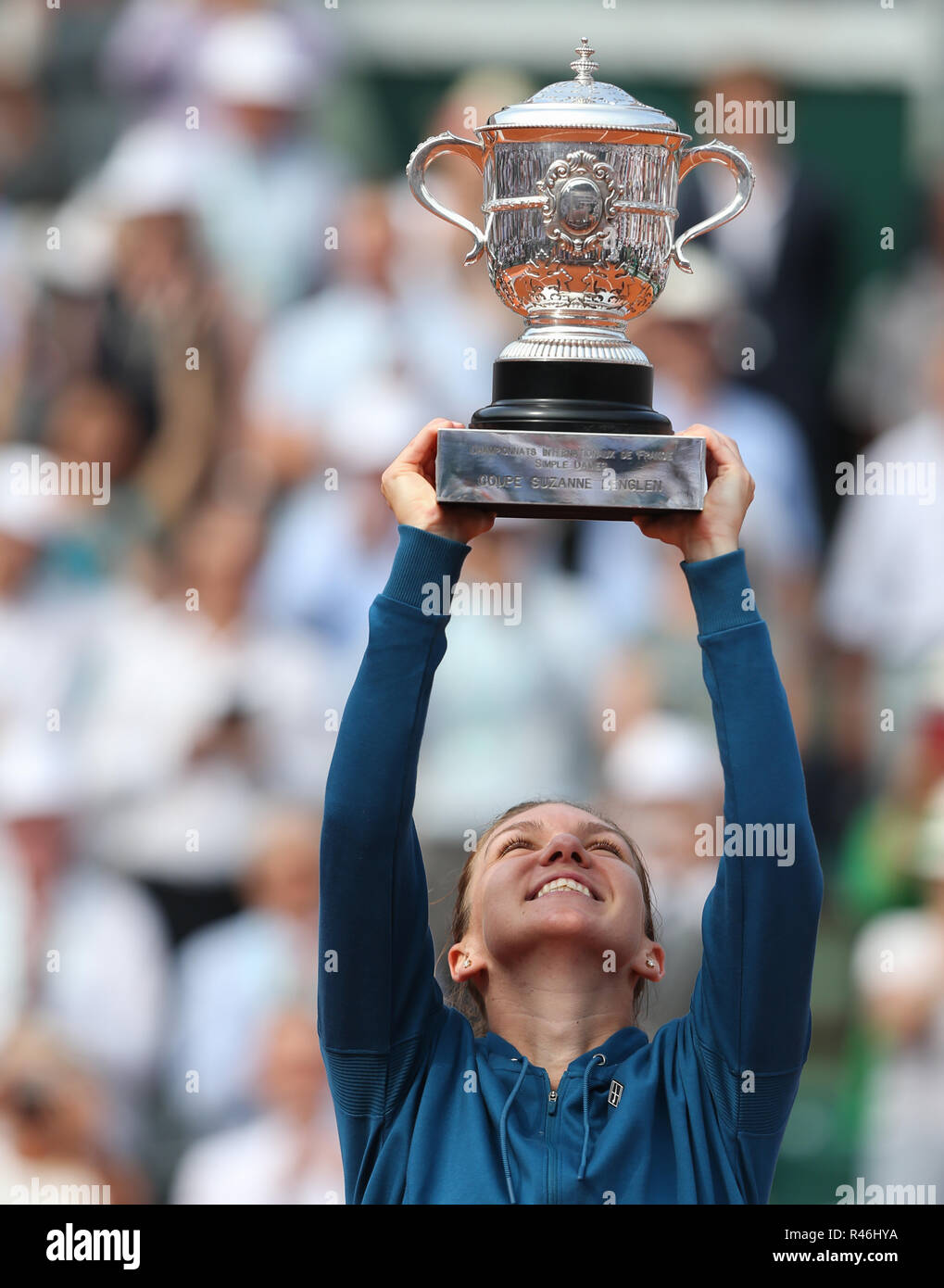 Il rumeno tennista Simona Halep holding campionato trofeo dopo aver vinto donne singoli titolo degli Open di Francia 2018, Parigi, Francia Foto Stock