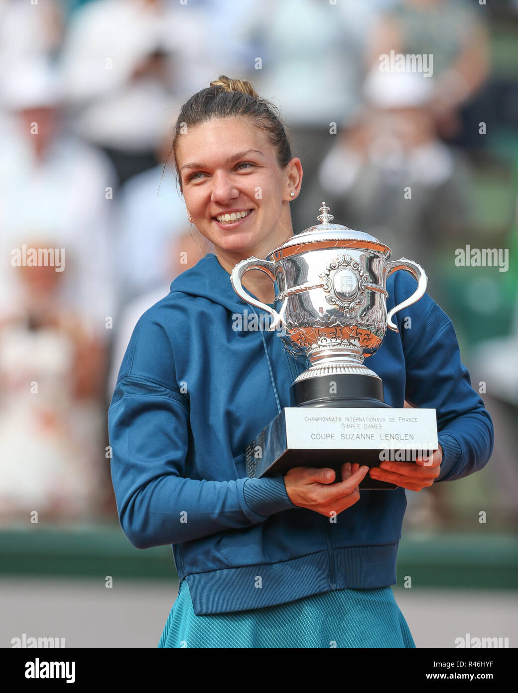 Il rumeno tennista Simona Halep holding campionato trofeo dopo aver vinto donne singoli titolo degli Open di Francia 2018, Parigi, Francia Foto Stock