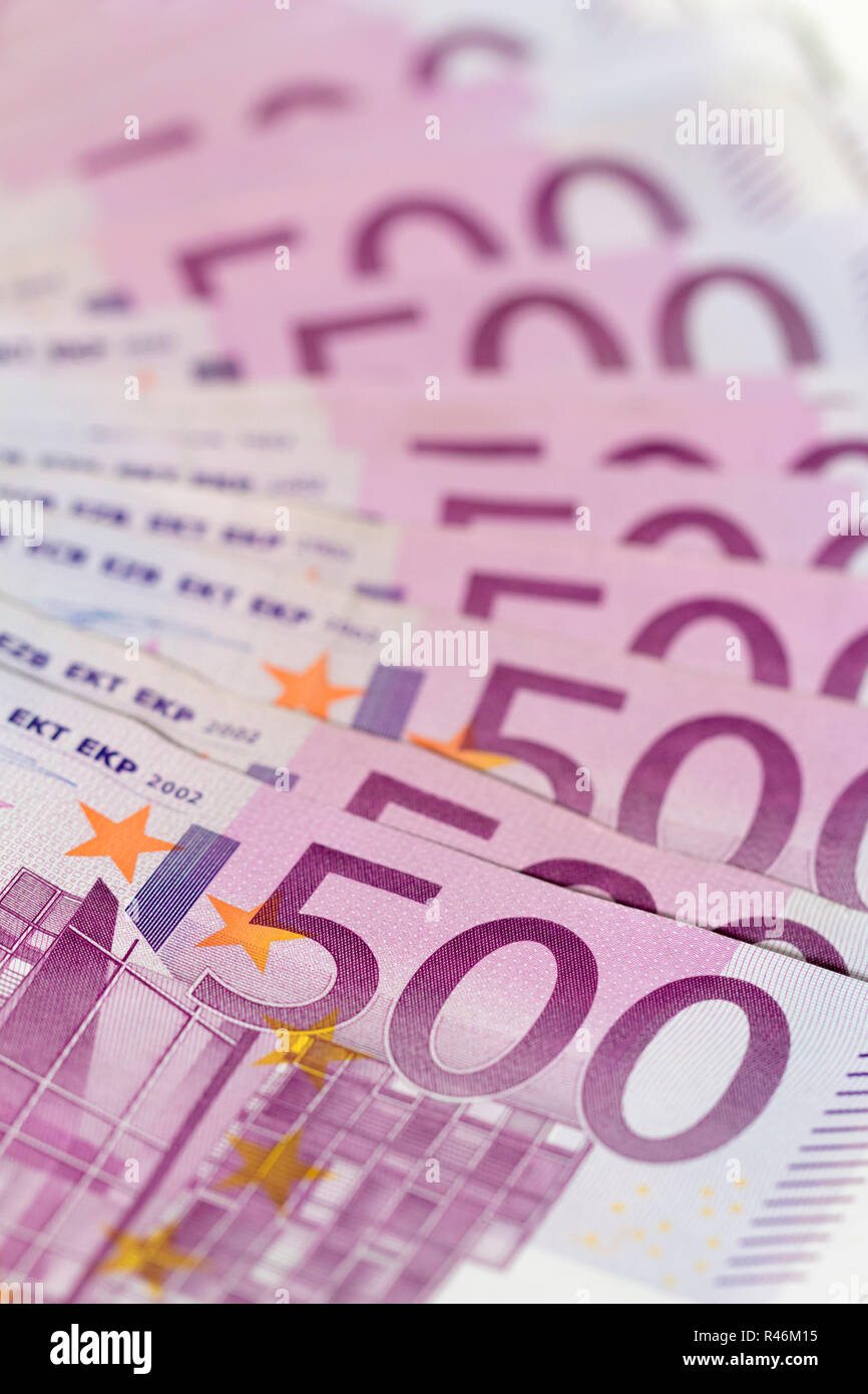 Verticale stack isometrica del denaro con 500 banconote in euro Foto Stock