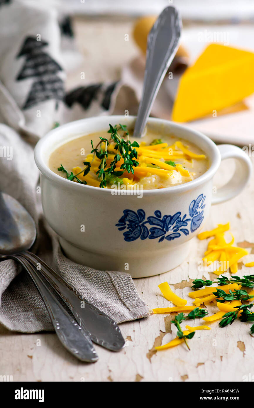 Formaggio cheddar broccoli pollo e gnocco di zuppa.stile rustico.Il fuoco selettivo Foto Stock