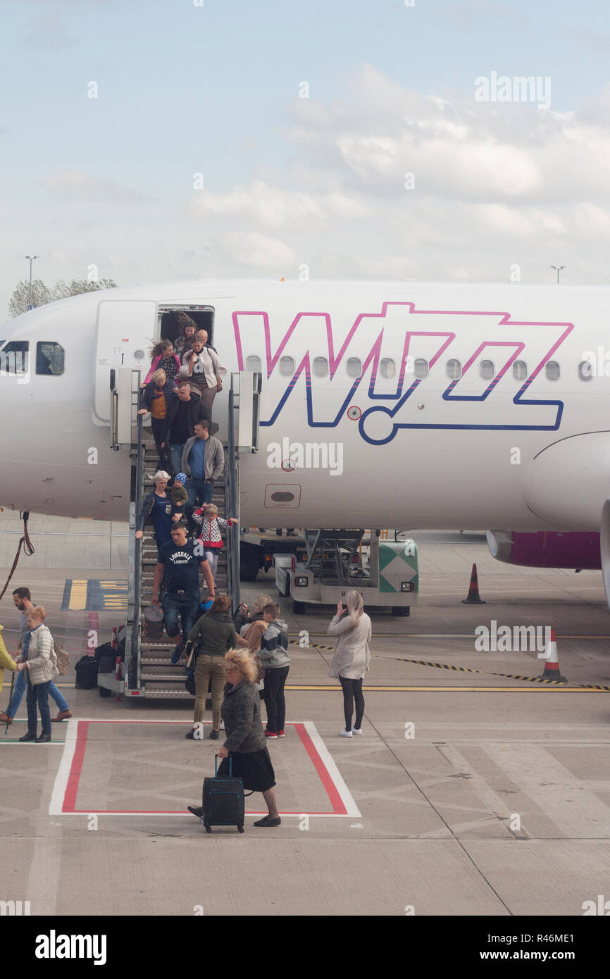 Luton/Inghilterra - 11 Ottobre 2018: i passeggeri in partenza Wizzair aereo dopo che il volo all'aeroporto di Luton. Foto Stock
