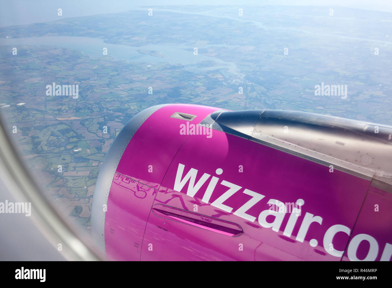 Luton/Inghilterra - 11 Ottobre 2018: vista da Wizz Air aereo durante il volo sulla giornata di sole. Foto Stock