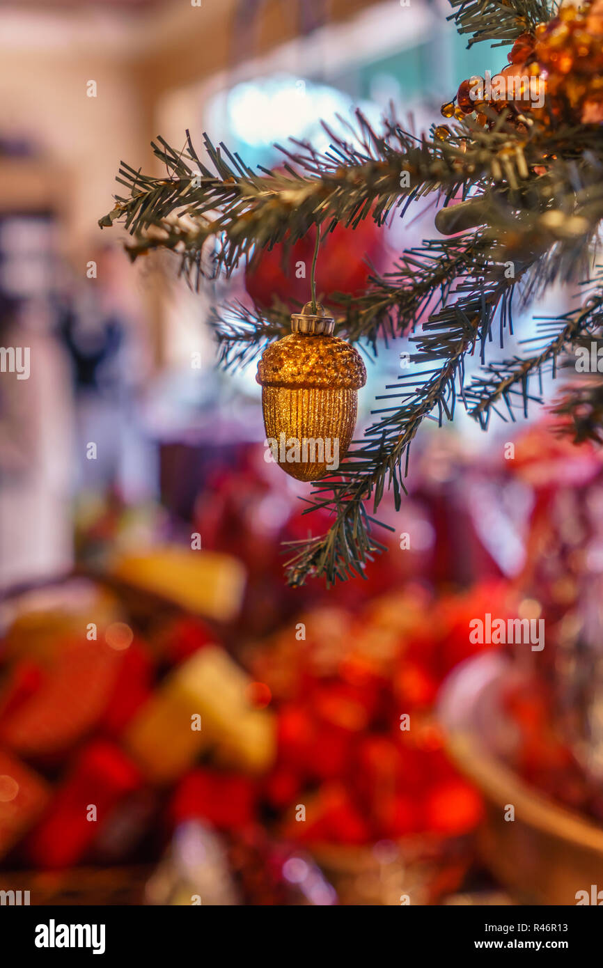 Close up golden acorn ornamento di Natale sul ramo di albero di Natale Foto Stock