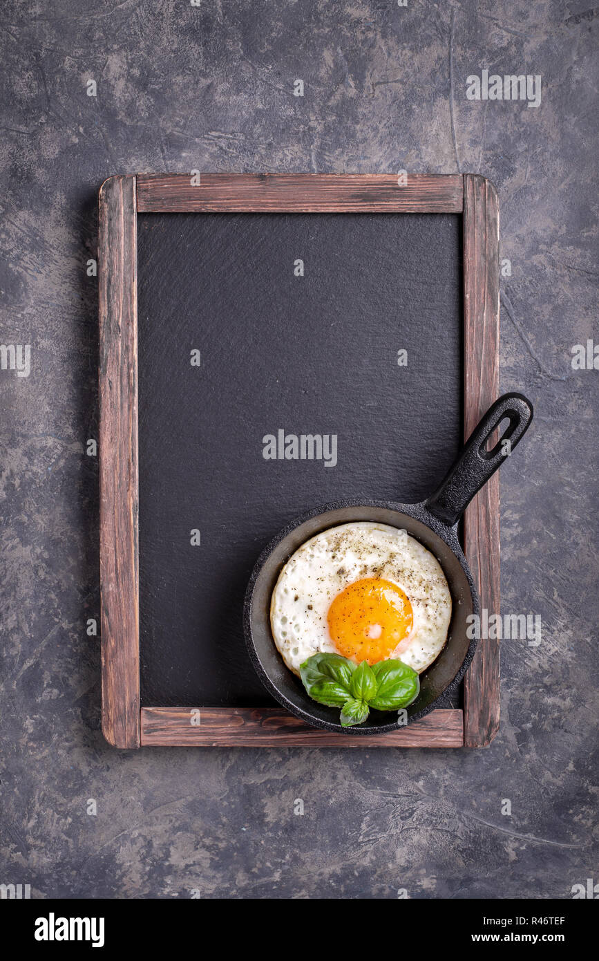 Lavagna Menu con uovo su pan Foto Stock