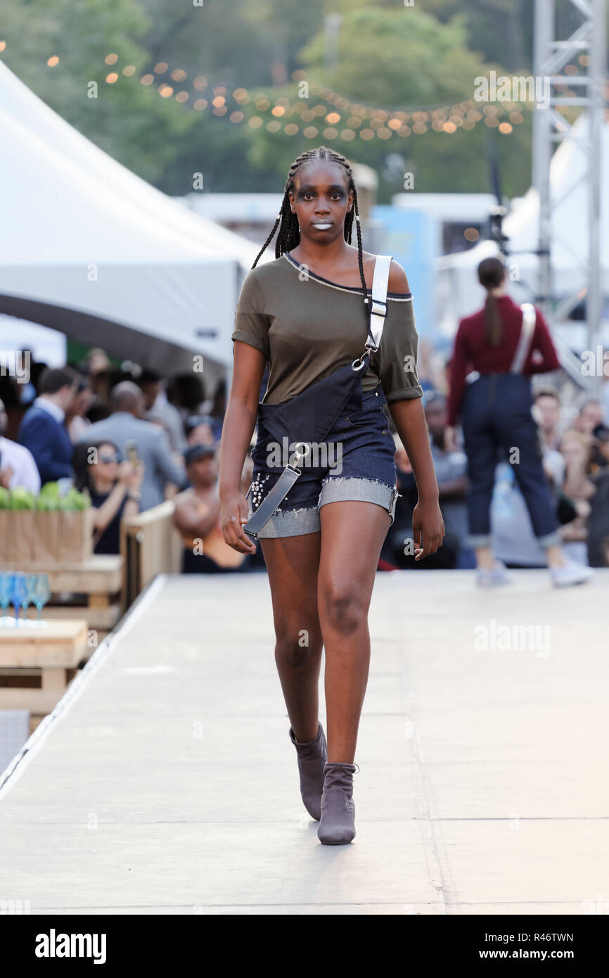 Montreal, Canada. Un modello di passeggiate sulla pista di fusione Jeunesse fashion show tenutosi durante la Moda e Design Festival Foto Stock