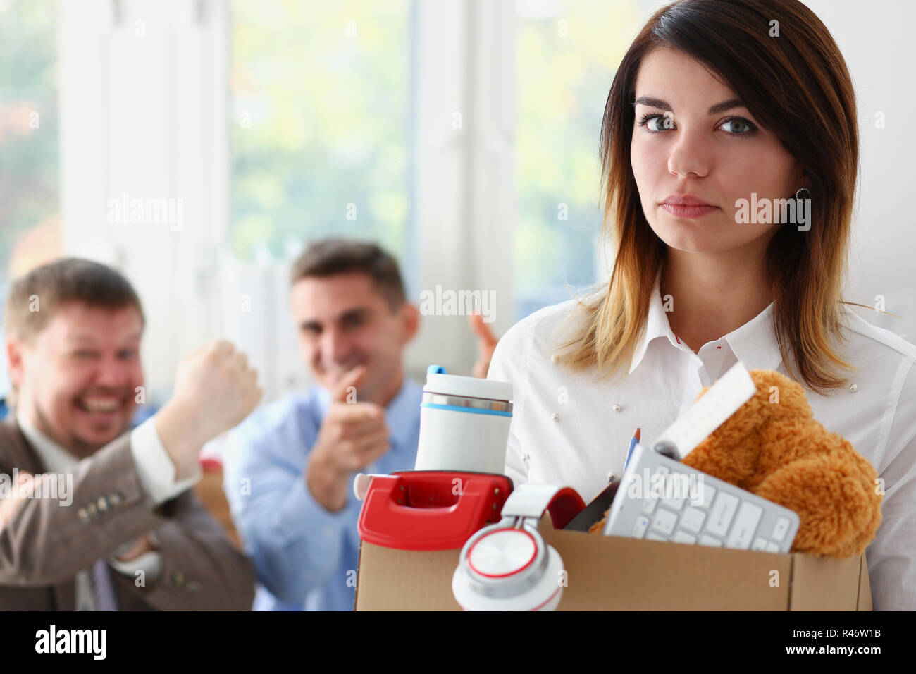 Urlare arrabbiato boss braccio punto per uscire dal licenziamento di triste Foto Stock