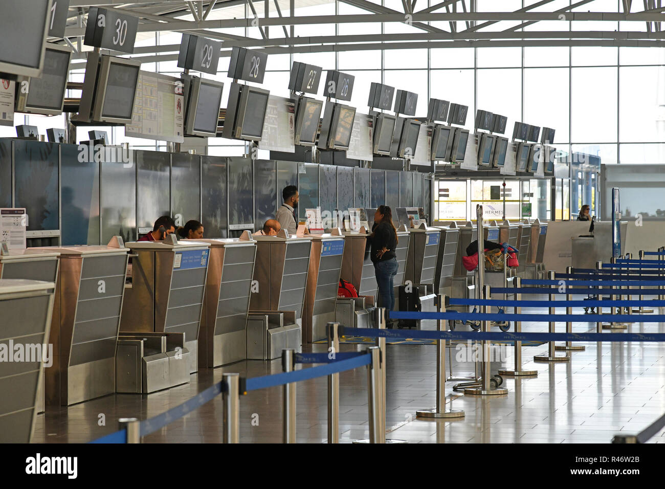 Larnaca, Cipro - novembre 6. 2018. Svuotare banchi per il check-in in aeroporto Foto Stock