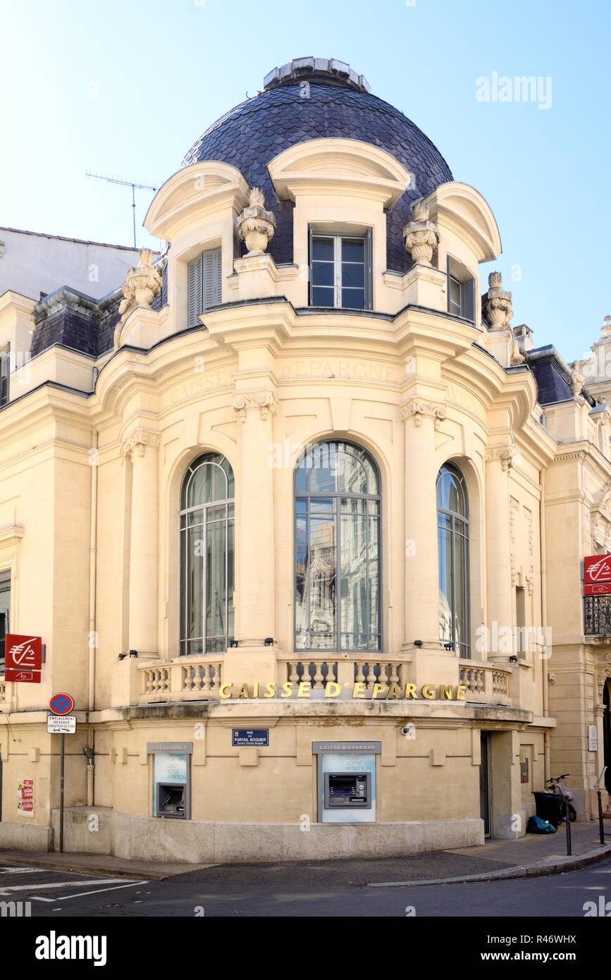 Uffici di banca in barocco edificio ad angolo o di architettura Belle Epoque in downtown, centro città o il centro storico di Avignon Vaucluse Provence Foto Stock