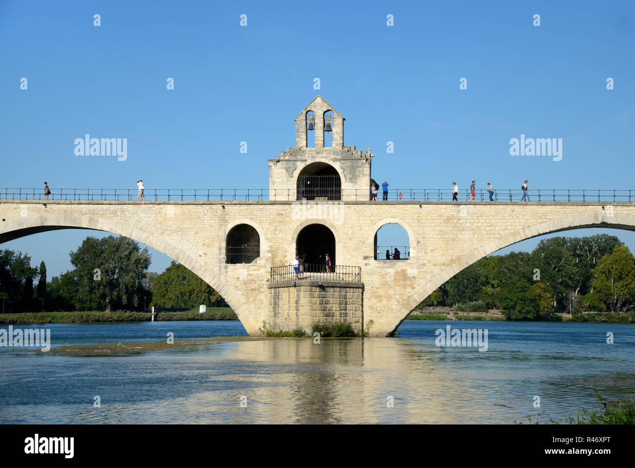 Pont d'Avignon o Ponte Saint-Bénézet : ponte medievale sul fiume Rodano ad Avignone Provenza Francia. Cappella di San Nicola in centro. Foto Stock