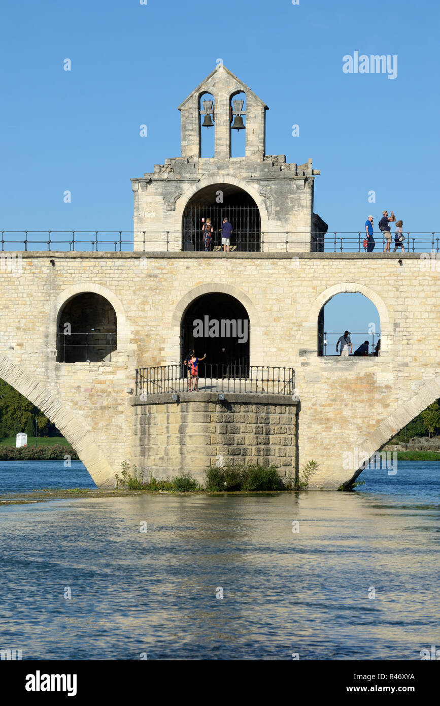 Pont d'Avignon o Ponte Saint-Bénézet : ponte medievale sul fiume Rodano ad Avignone Provenza Francia. Cappella di San Nicola in centro. Foto Stock