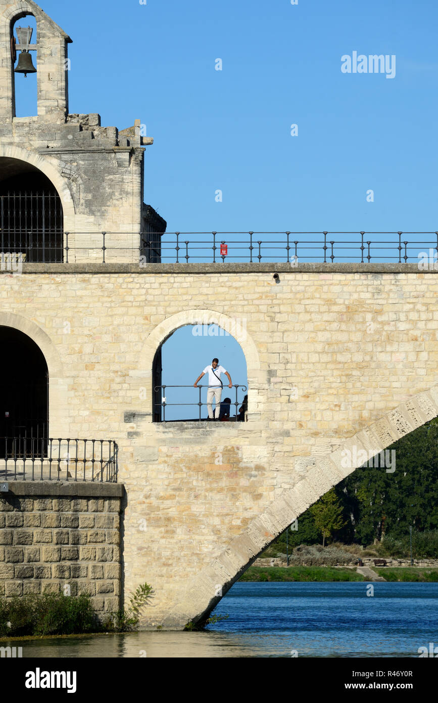 Pont d'Avignon o Ponte Saint-Bénézet : ponte medievale sul fiume Rodano ad Avignone Provenza Francia Foto Stock