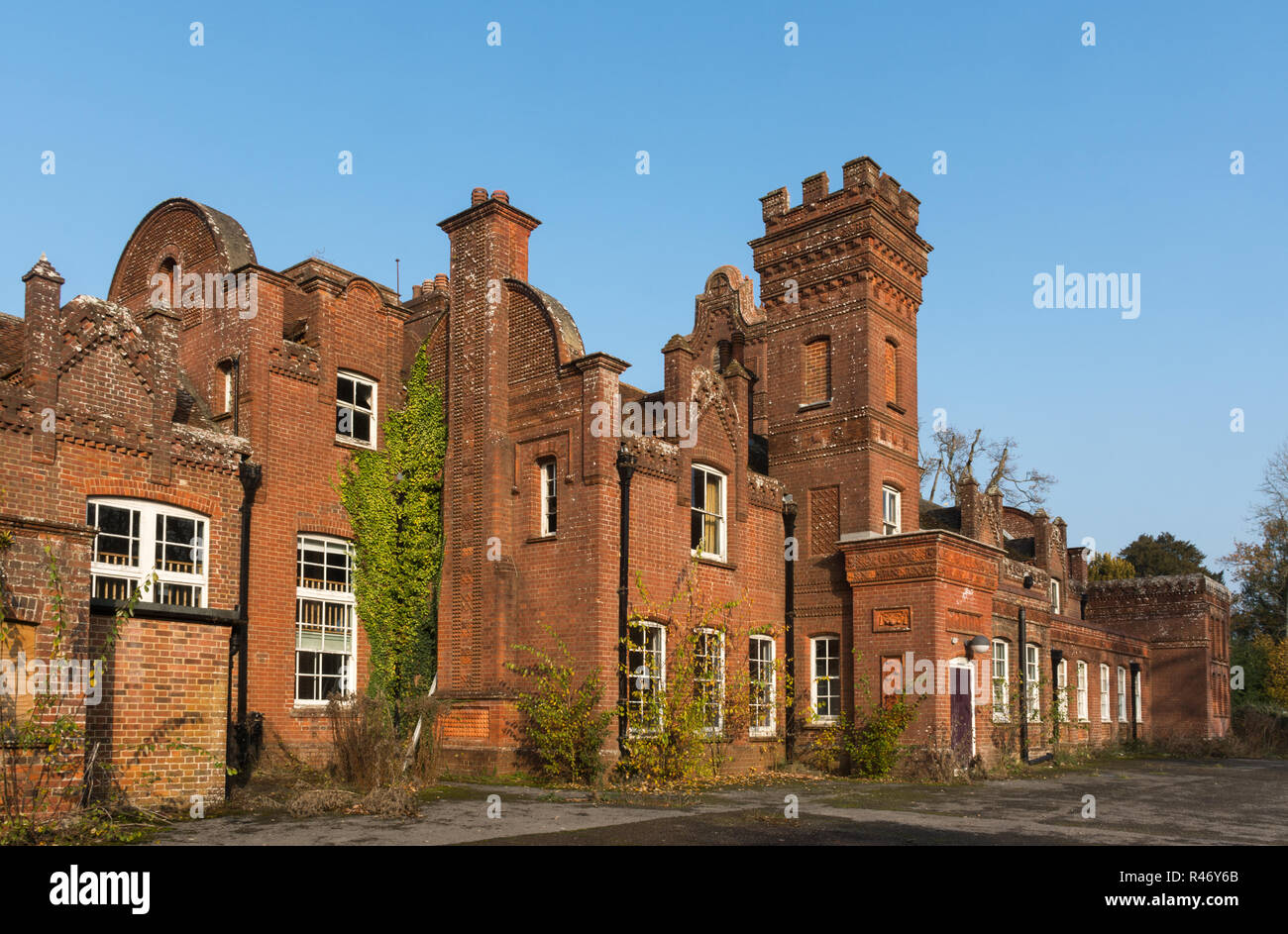 Masseys follia, un raffinato stile vittoriano edificio in mattoni costruito da Thomas Hackett Massey, nel villaggio di superiore di Farringdon, Hampshire, Regno Unito Foto Stock