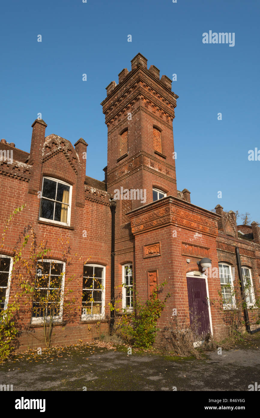 Masseys follia, un raffinato stile vittoriano edificio in mattoni costruito da Thomas Hackett Massey, nel villaggio di superiore di Farringdon, Hampshire, Regno Unito Foto Stock